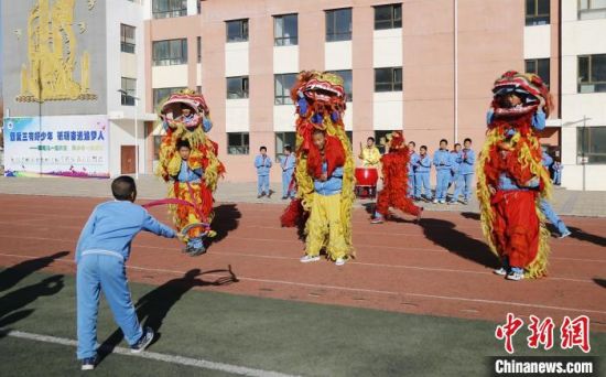 圖為西寧市陽(yáng)光小學(xué)學(xué)生參加舞獅社團(tuán)。　馬銘言 攝