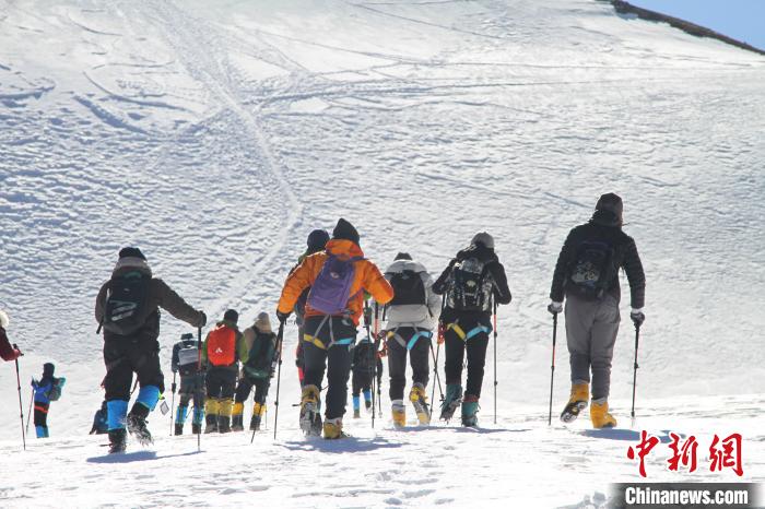 圖為2019年，普通民眾在洛堆峰體驗登雪山活動。資料圖 趙朗 攝