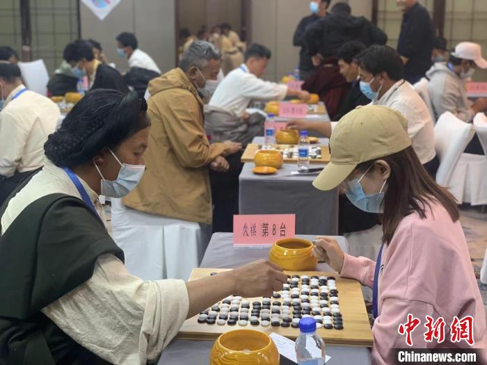 圖為參賽選手正在進(jìn)行藏棋對(duì)弈?！≈x牧 攝