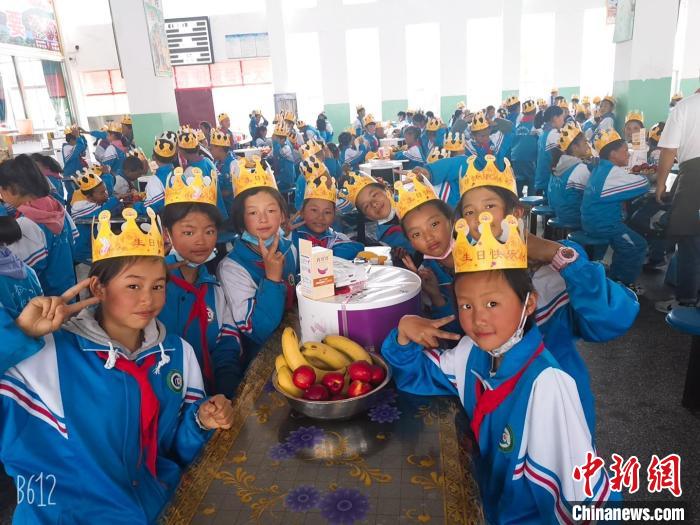 圖為加查縣安繞鎮(zhèn)小學(xué)學(xué)生集體過六一兒童節(jié)?！“怖@鎮(zhèn)小學(xué)供圖