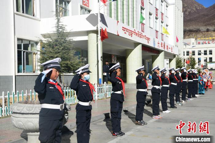 圖為加查縣安繞鎮(zhèn)小學(xué)學(xué)生爭(zhēng)當(dāng)“小交警”體驗(yàn)交警工作?！∝暩聛硭?攝