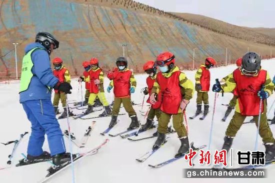 圖為天祝烏鞘嶺國際滑雪場游客享受冰雪運動樂趣。