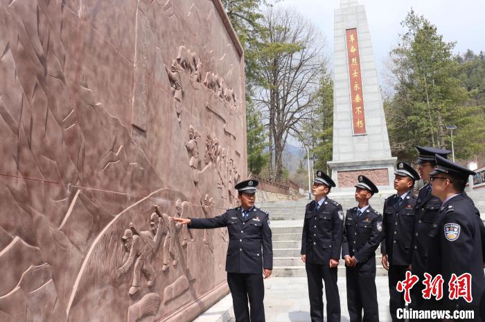 西藏移民警察緬懷為國家邊境事業(yè)犧牲的先烈