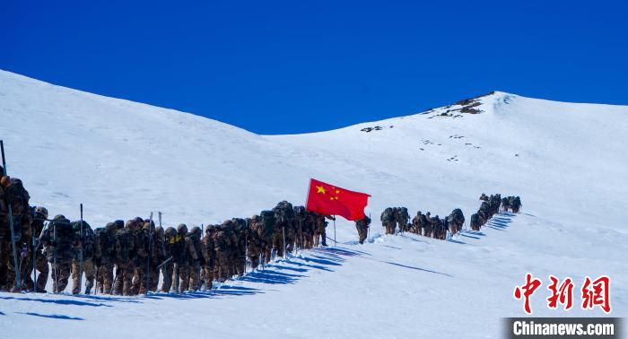 官兵攀爬、翻越、穿行在雪山。　西藏山南軍分區(qū)某團(tuán)供圖