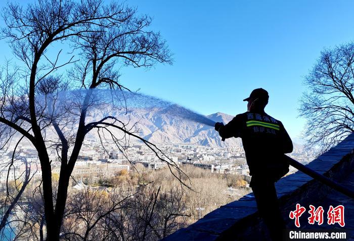 12月6日，布達(dá)拉宮消防救援大隊(duì)在布達(dá)拉宮山體林草區(qū)域開展?jié)窕ぷ??！㈣?攝