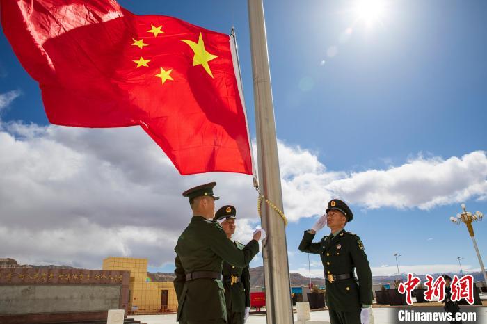 圖為在西藏阿里地區(qū)札達縣，軍民共同舉行升國旗儀式，慶祝西藏百萬農(nóng)奴解放紀念日?！詵| 攝