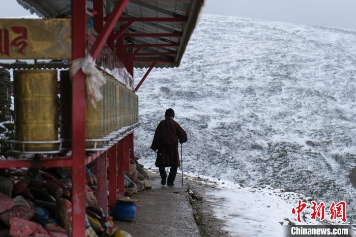 孜珠寺與雪山風光。　江飛波 攝