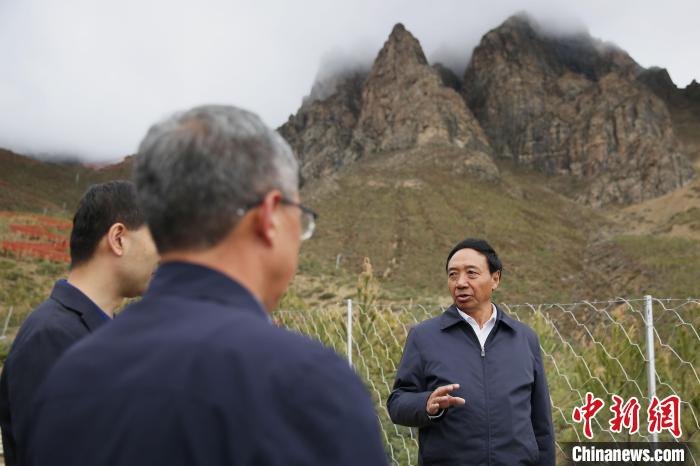 圖為西藏自治區(qū)人大常委會副主任、拉薩南北山綠化指揮部副總指揮江白(右)。　貢確 攝