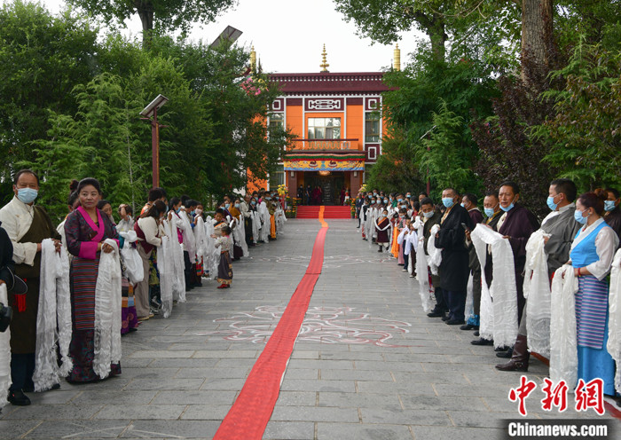 7月30日，在位于拉薩的雪林多吉頗章內(nèi)，各族各界信眾列隊歡迎班禪回藏?！?lt;a target='_blank' ><p  align=