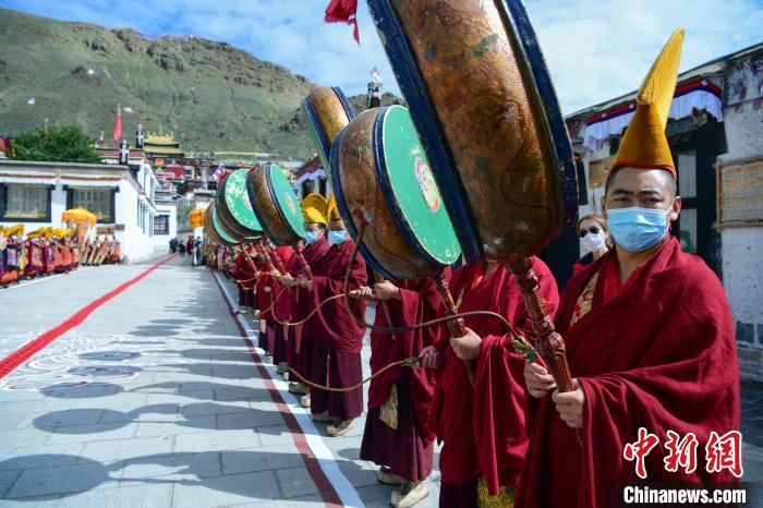 8月8日，班禪回到駐錫地扎什倫布寺，僧人們以最高規(guī)格的藏傳佛教傳統(tǒng)儀式迎接班禪到來。　 貢嘎來松 攝