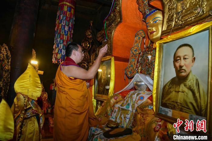 8月8日，班禪在扎什倫布寺措欽大殿朝拜佛祖釋迦牟尼佛像?！?貢嘎來松 攝