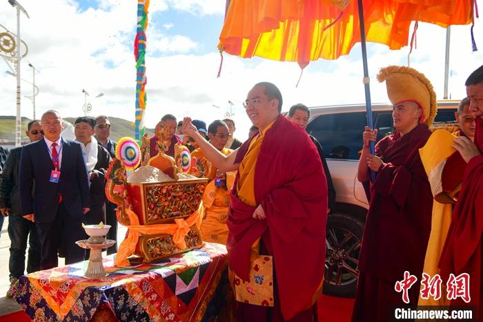 8月26日，班禪來(lái)到安多縣白日寺禮佛、講經(jīng)，該寺以最高禮儀迎請(qǐng)班禪。<a target='_blank' ><p  align=