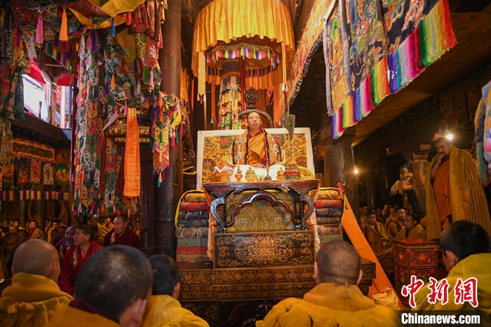 10月27日，扎什倫布寺舉行吉祥祈愿法會(huì)，慶祝班禪額爾德尼·確吉杰布獲得“嘎欽”學(xué)位。圖為班禪在法會(huì)上帶領(lǐng)僧人誦經(jīng)。<a target='_blank' ><p  align=