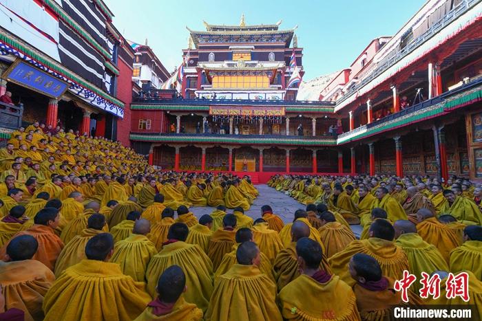 10月26日，班禪在扎什倫布寺多加大院參加“嘎欽”學(xué)位立宗答辯，全寺僧人齊聚一堂，共同見證這一殊勝時刻。<a target='_blank' ><p  align=