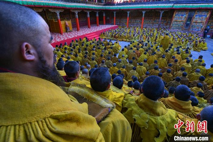 10月26日，班禪在扎什倫布寺參加“嘎欽”學(xué)位立宗答辯。圖為扎寺僧人在多加大院集體誦經(jīng)祈福。<a target='_blank' ><p  align=