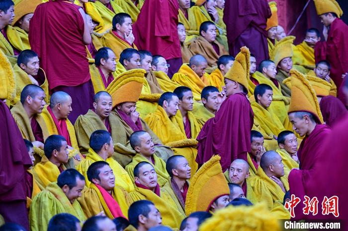 10月26日，班禪在扎什倫布寺參加“嘎欽”學(xué)位立宗答辯，圖為扎寺僧人同時在多加大院辯經(jīng)。<a target='_blank' ><p  align=