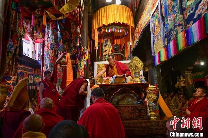 10月27日，扎什倫布寺舉行慶祝班禪額爾德尼·確吉杰布獲得“嘎欽”學(xué)位吉祥祈愿法會，班禪在法會上為僧人摸頂賜福。<a target='_blank' ><p  align=