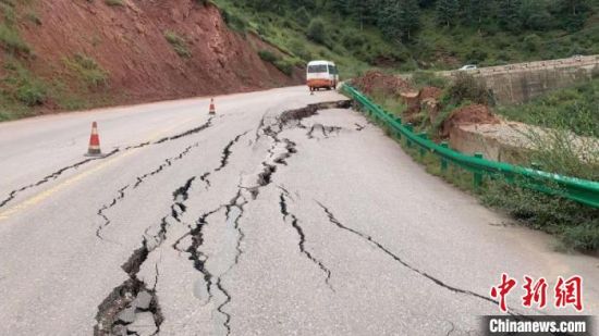 圖為發(fā)生路基下沉滑移險情的路段。果洛公路總段供圖