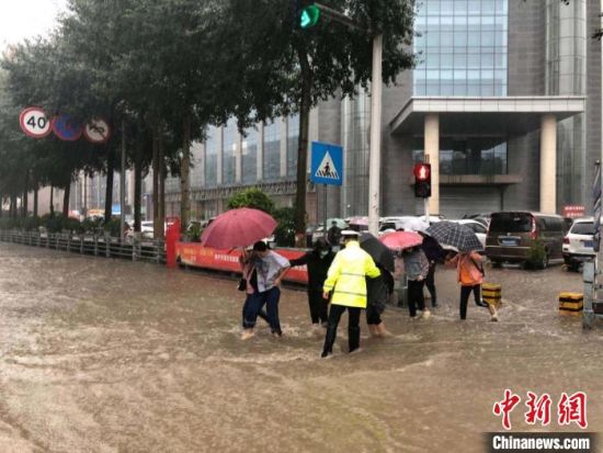  8月28日，青海省東部出現(xiàn)強(qiáng)降水天氣過程，其中西寧地區(qū)出現(xiàn)入汛以來雨量最大、強(qiáng)度最大的強(qiáng)降水過程。西寧交警供圖