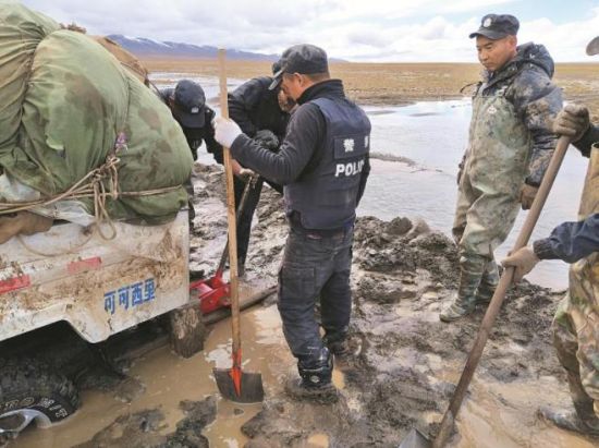 巡山途中車(chē)輛陷入泥坑。