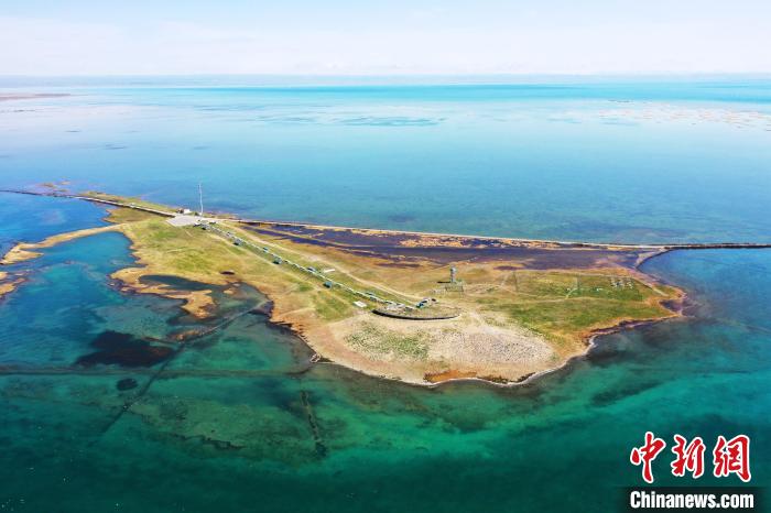 圖為無人機航拍青海湖。　趙海梅 攝