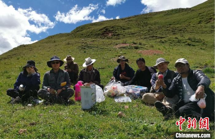 科研團隊在熱魯盆地工作合影?！≈锌圃呵嗖馗咴?供圖