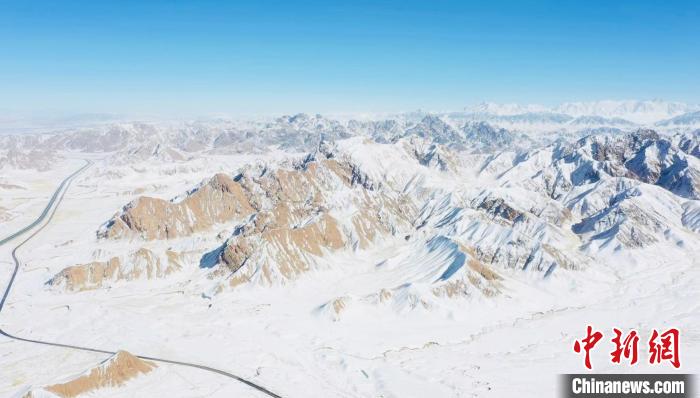 圖為無(wú)人機(jī)航拍高原雪景。　都蘭縣融媒體中心供圖