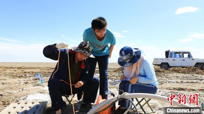 圖為專家測量鹽湖鹵水水位。(資料圖) 柴綜院 供圖