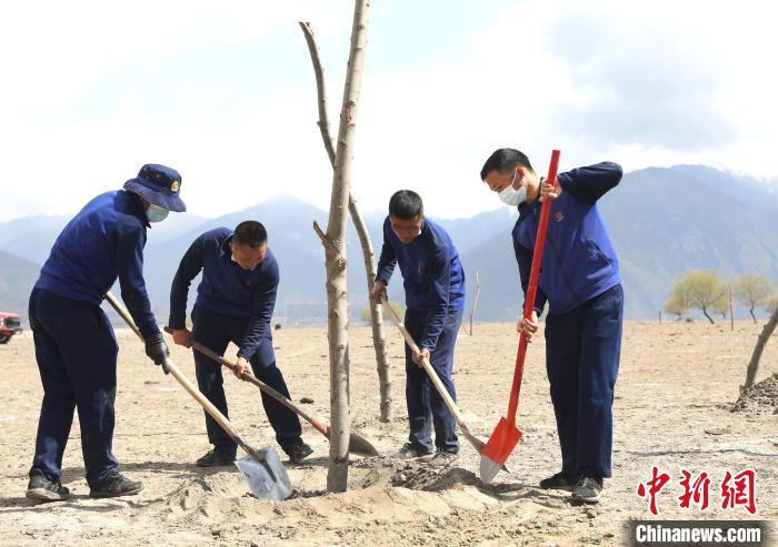 林芝市巴宜區(qū)森林消防中隊志愿服務隊正在平坑。　西繞拉翁 攝