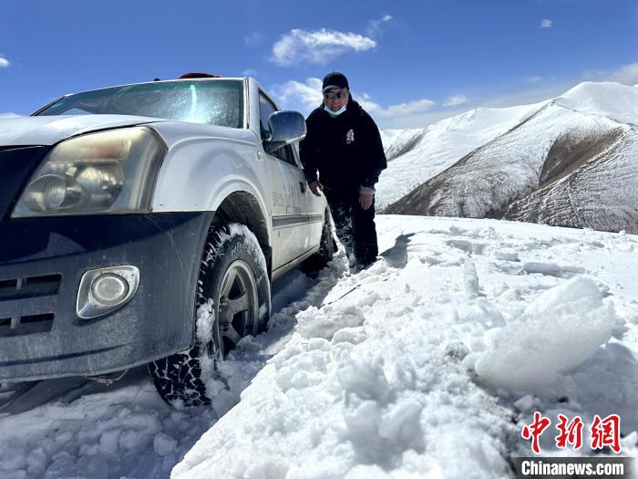 圖為生態(tài)管護(hù)人員準(zhǔn)備在雪地推車。　丁巴達(dá)杰 攝