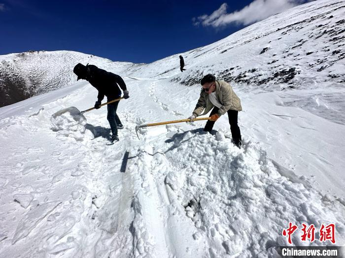 圖為生態(tài)管護(hù)人員在巡護(hù)道路上清雪。　丁巴達(dá)杰 攝