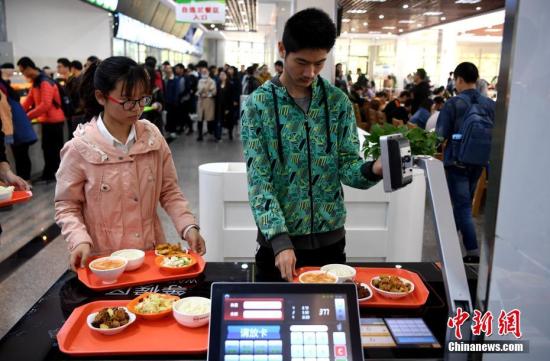 資料圖：某高校食堂學(xué)生在打飯。中新社記者 韓蘇原 攝