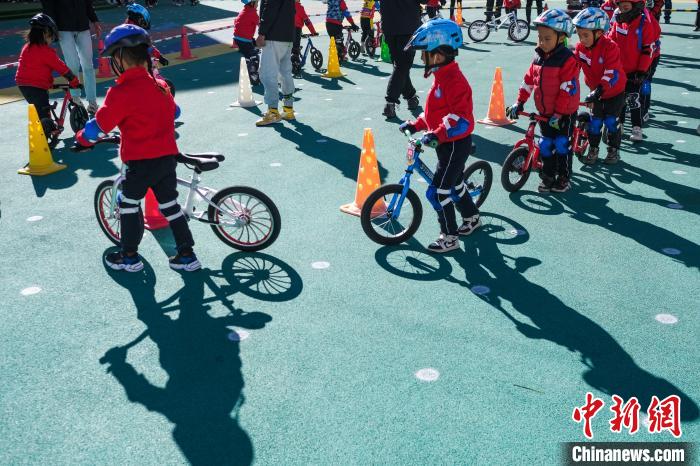 圖為拉薩市實(shí)驗(yàn)幼兒園孩子們正在練習(xí)滑步車?！『闻罾?攝