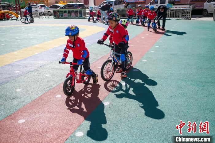 圖為拉薩市實(shí)驗(yàn)幼兒園孩子們正在練習(xí)滑步車?！『闻罾?攝