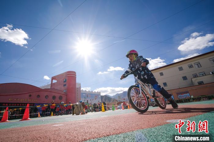 圖為拉薩市實(shí)驗(yàn)幼兒園孩子們正在練習(xí)滑步車。　何蓬磊 攝