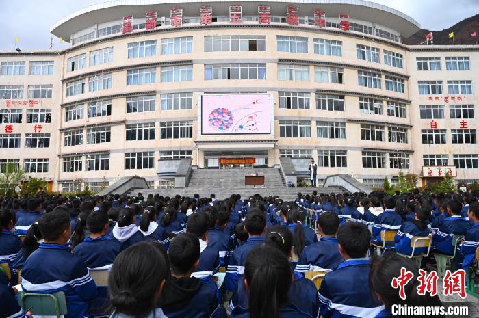 圖為昌都市第五高級中學全體學生參加授課。　趙朗 攝