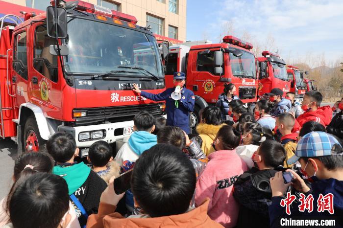 圖為消防員向小朋友們講解消防車。　楊龍建 攝