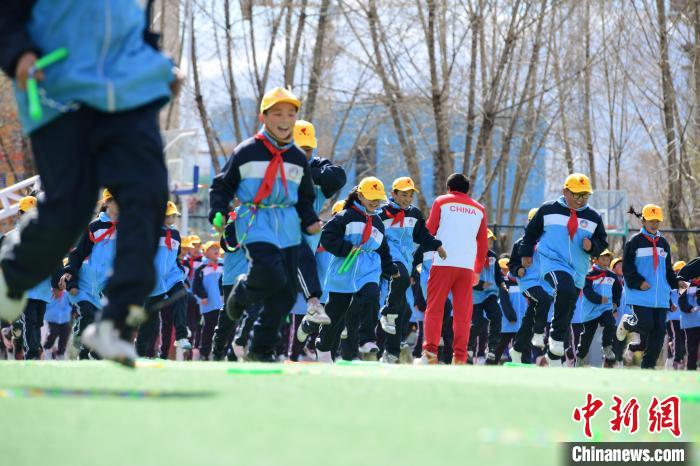 圖為學(xué)生在跳繩教練齊景龍的指導(dǎo)下做準(zhǔn)備運動。　貢嘎來松 攝