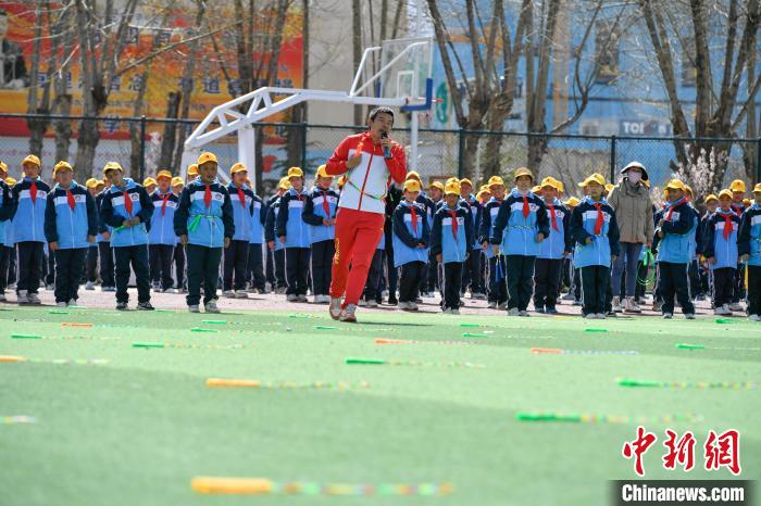 圖為學(xué)生在跳繩教練齊景龍的指導(dǎo)下做準(zhǔn)備運動?！∝暩聛硭?攝