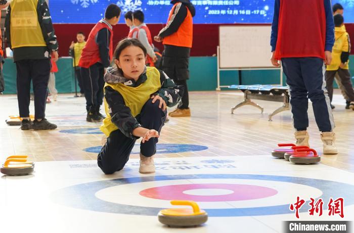 青海冰雪運動會賽場：冰壺少年顯身手