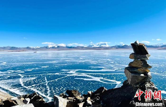 圖為普瑪江塘鄉(xiāng)境內的雪山、冰湖美景?！±丝ㄗ涌h網信辦供圖