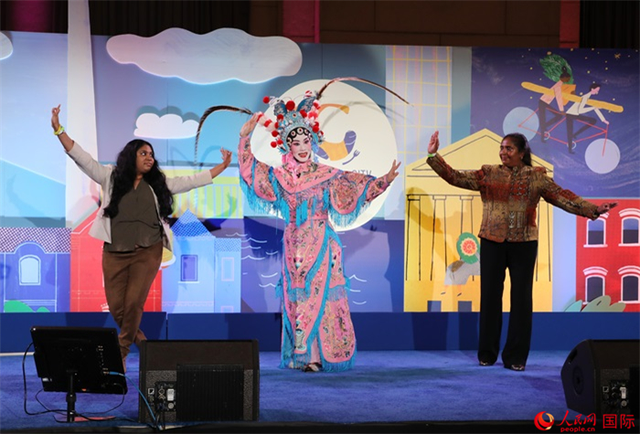 當?shù)厝A人京劇社團的青年演員現(xiàn)場表演京劇選段，并與現(xiàn)場觀眾近距離互動。人民網(wǎng)記者 李志偉攝