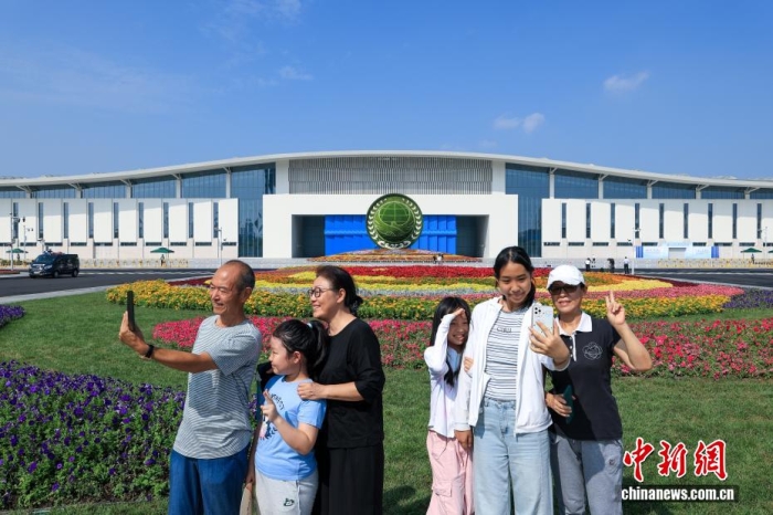 8月31日，天津，市民在2025年上海合作組織峰會(huì)主會(huì)場外自拍。當(dāng)日，2025年上海合作組織峰會(huì)在天津舉行。<a target='_blank' href='/'><p  align=