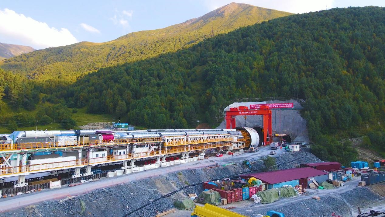 “高加索號”單護盾硬巖掘進機（TBM）。中鐵隧道局格魯吉亞KK公路隧道項目部供圖