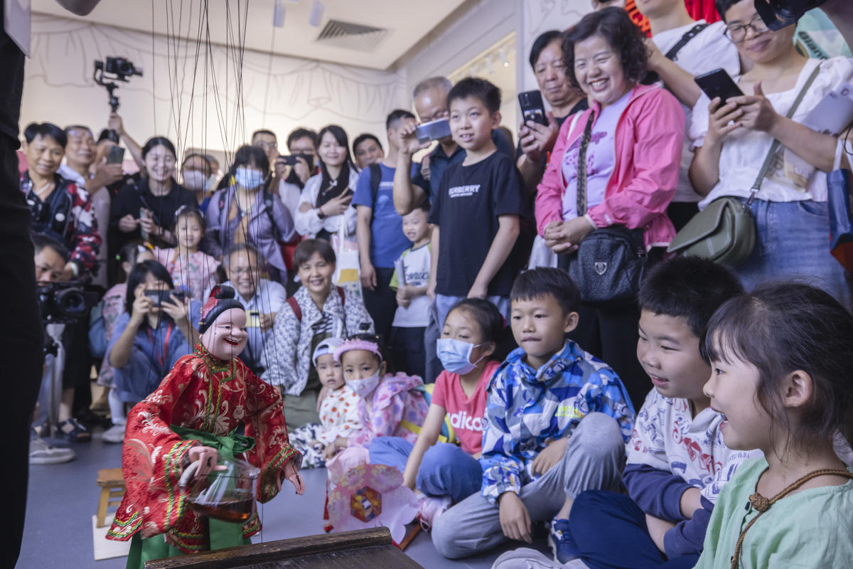 5月1日，廣州市白鵝潭大灣區(qū)藝術(shù)中心非物質(zhì)文化遺產(chǎn)館內(nèi)，精彩的梅縣提線木偶戲表演吸引了眾多游客駐足觀賞。 來(lái)源：人民圖片網(wǎng)