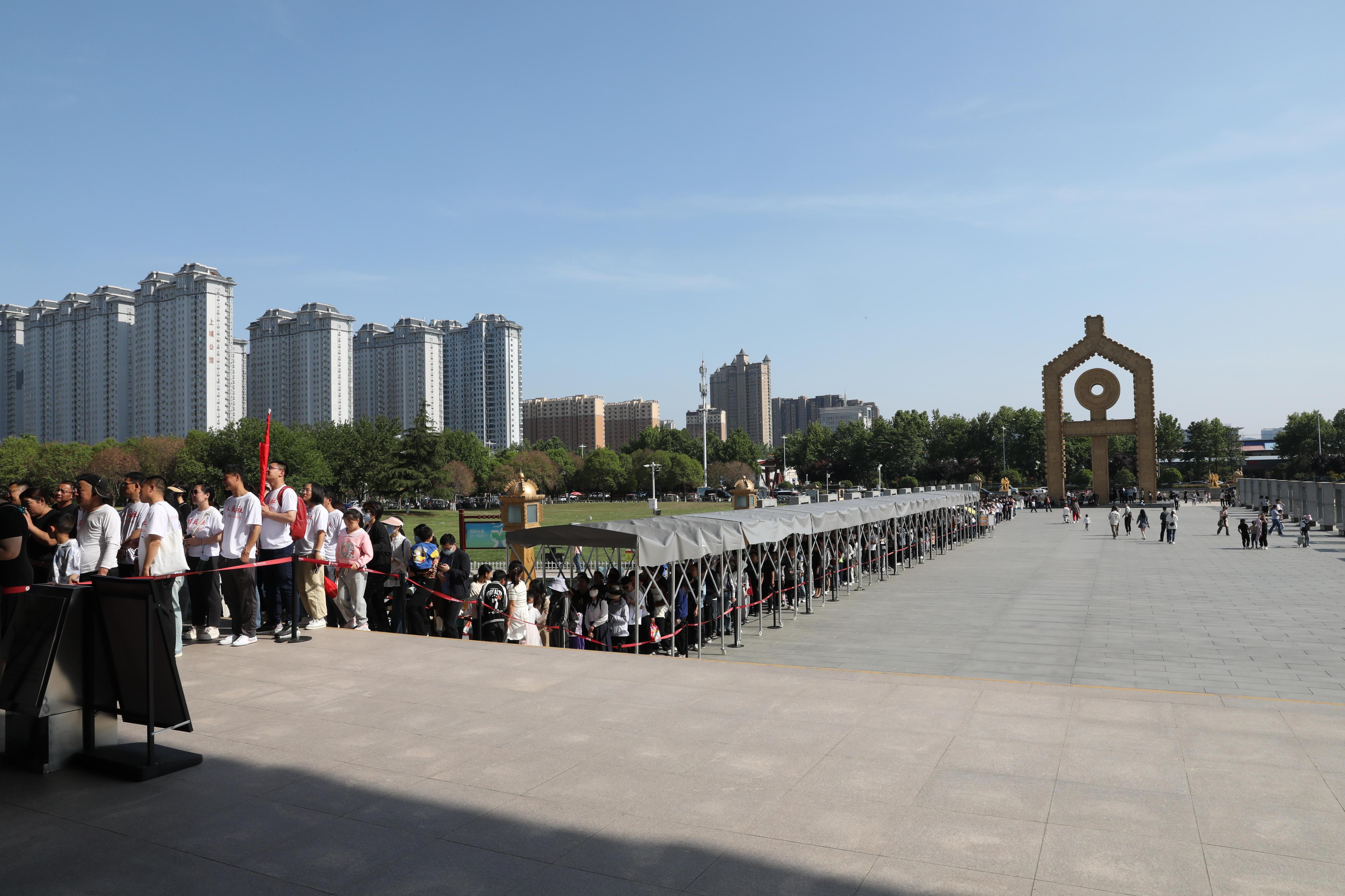 “五一”期間，中國(guó)文字博物館外游客有序排隊(duì)。中國(guó)文字博物館供圖