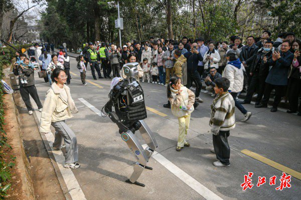 “智警小珞”人形機器人和小朋友們斗舞。長江日報記者史偉 攝