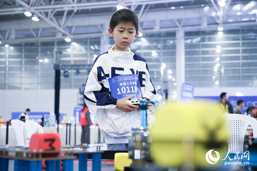 參加2025數(shù)字中國創(chuàng)新大賽青少年AI機器人賽道決賽的小選手。人民網(wǎng)記者 焦艷攝