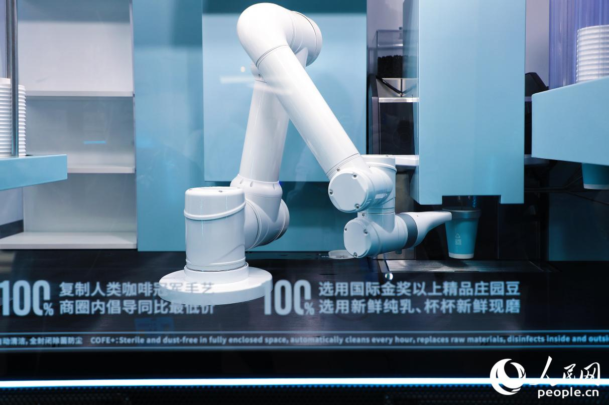 機器人現(xiàn)磨咖啡。人民網(wǎng) 李唯一攝