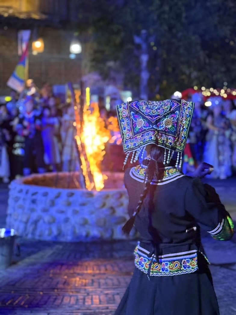 2025年7月，貴州烏江寨“萬(wàn)人打跳夜”現(xiàn)場(chǎng)。受訪者供圖